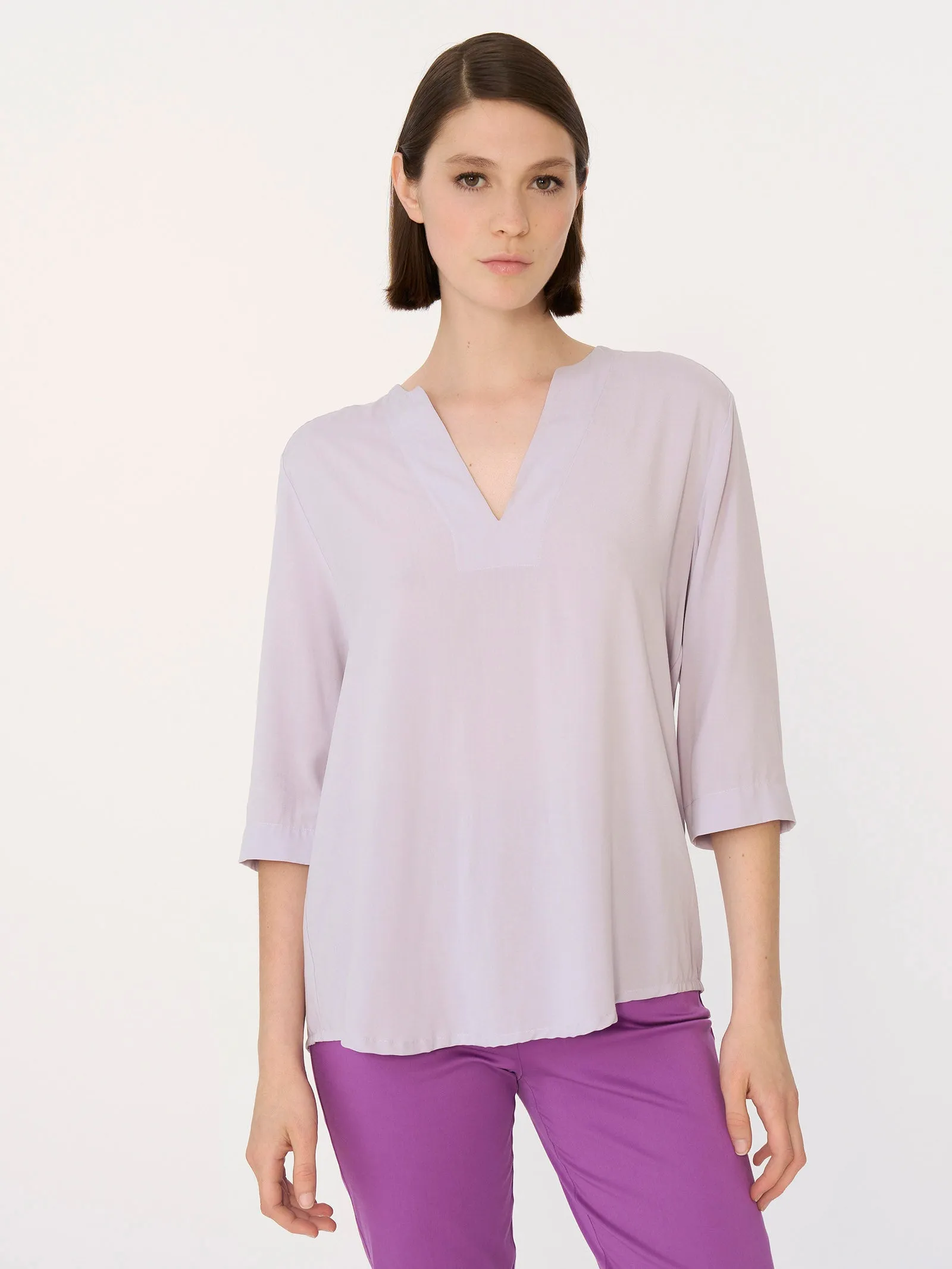 Blusa con scollo a V in EcoSeta - Tibetan Red