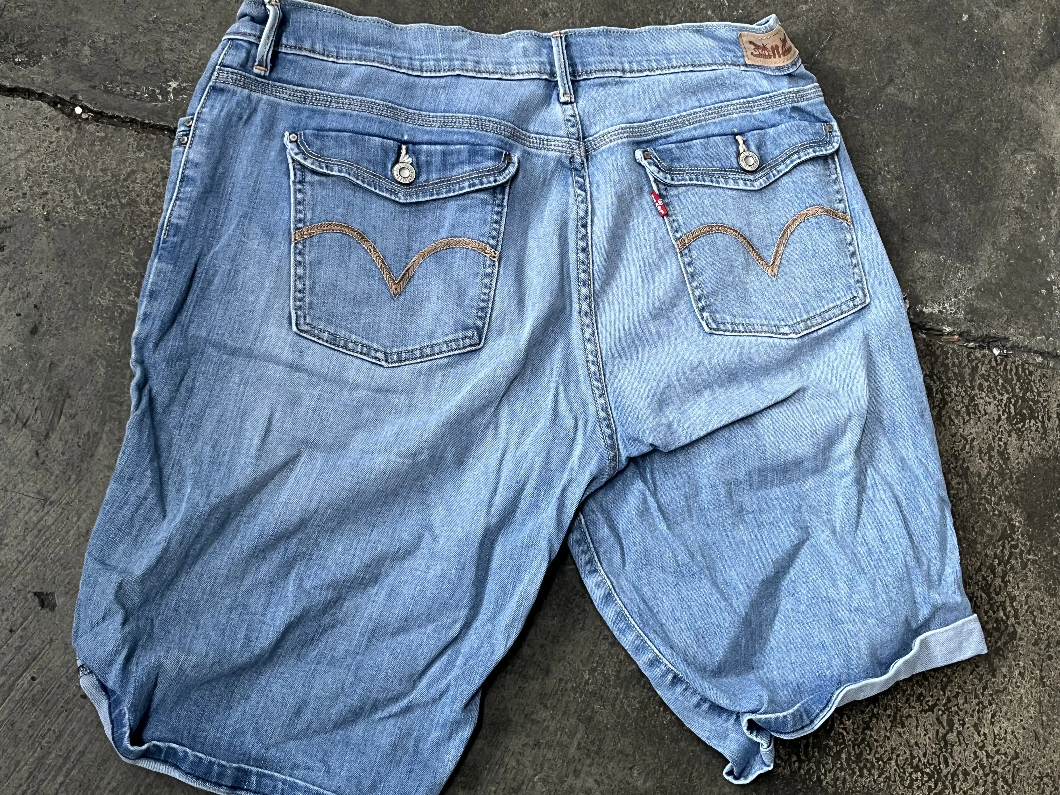 Ladies Levi’s jeans short