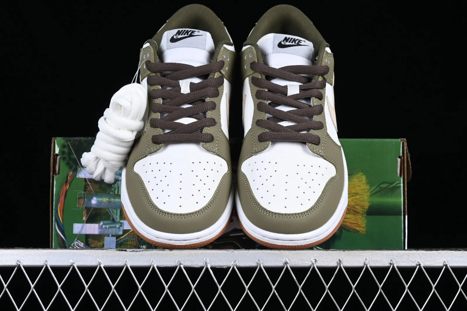 Otomo Katsuhiro x Nike SB Dunk Low White Brown Olive Green TT3636-006