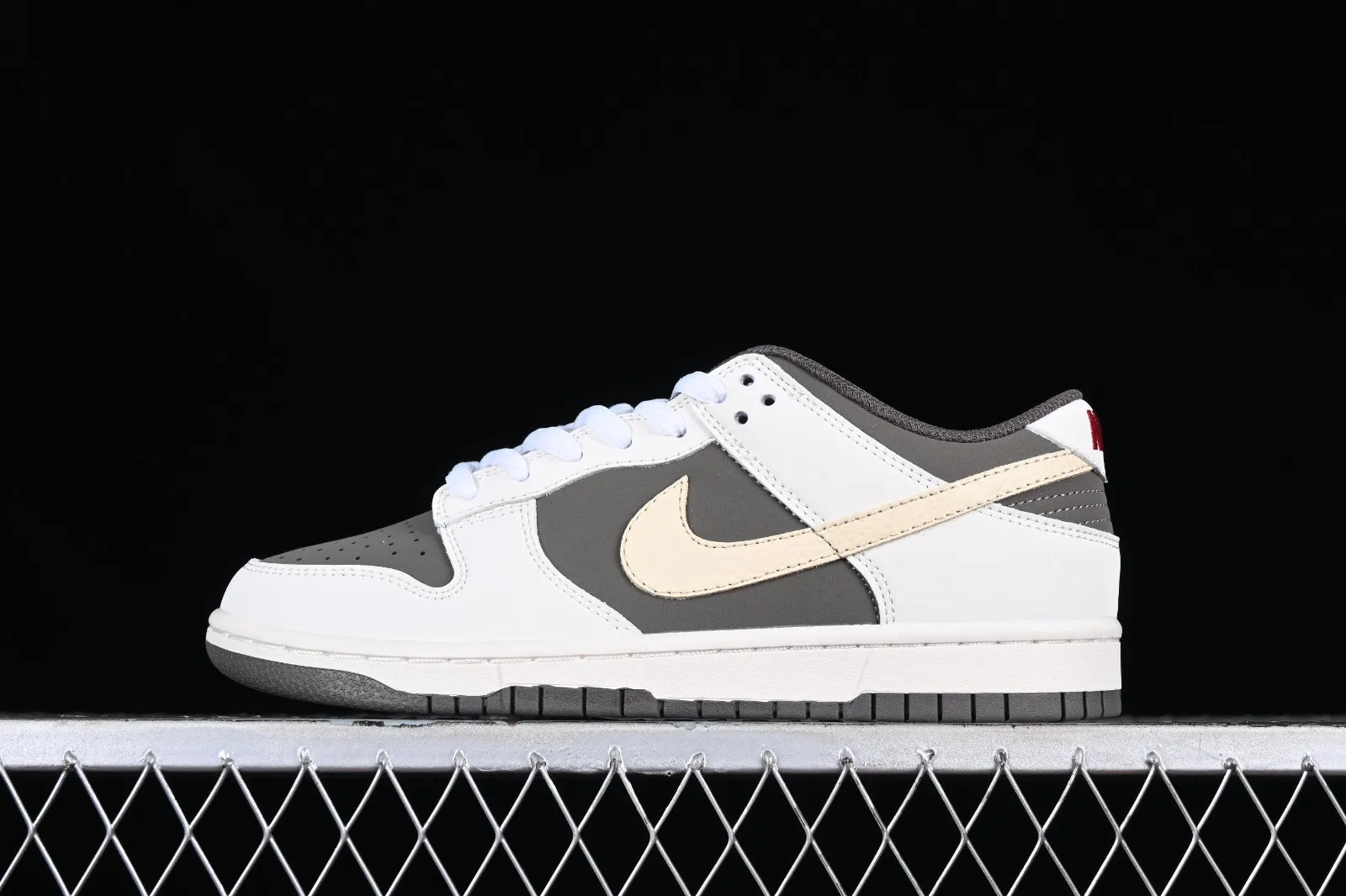 Otomo Katsuhiro x Nike SB Dunk Low White Brown Red TT3636-023