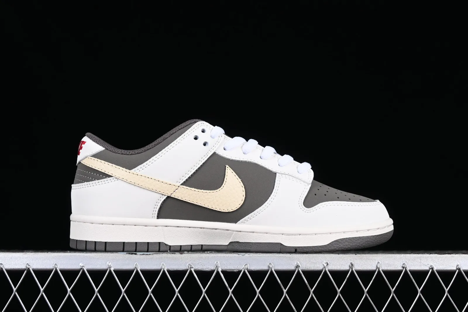 Otomo Katsuhiro x Nike SB Dunk Low White Brown Red TT3636-023